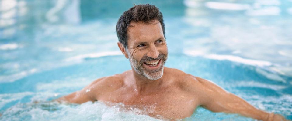 Homme dans le parcours aquatique de l'Espace Forme Alliance Pornic