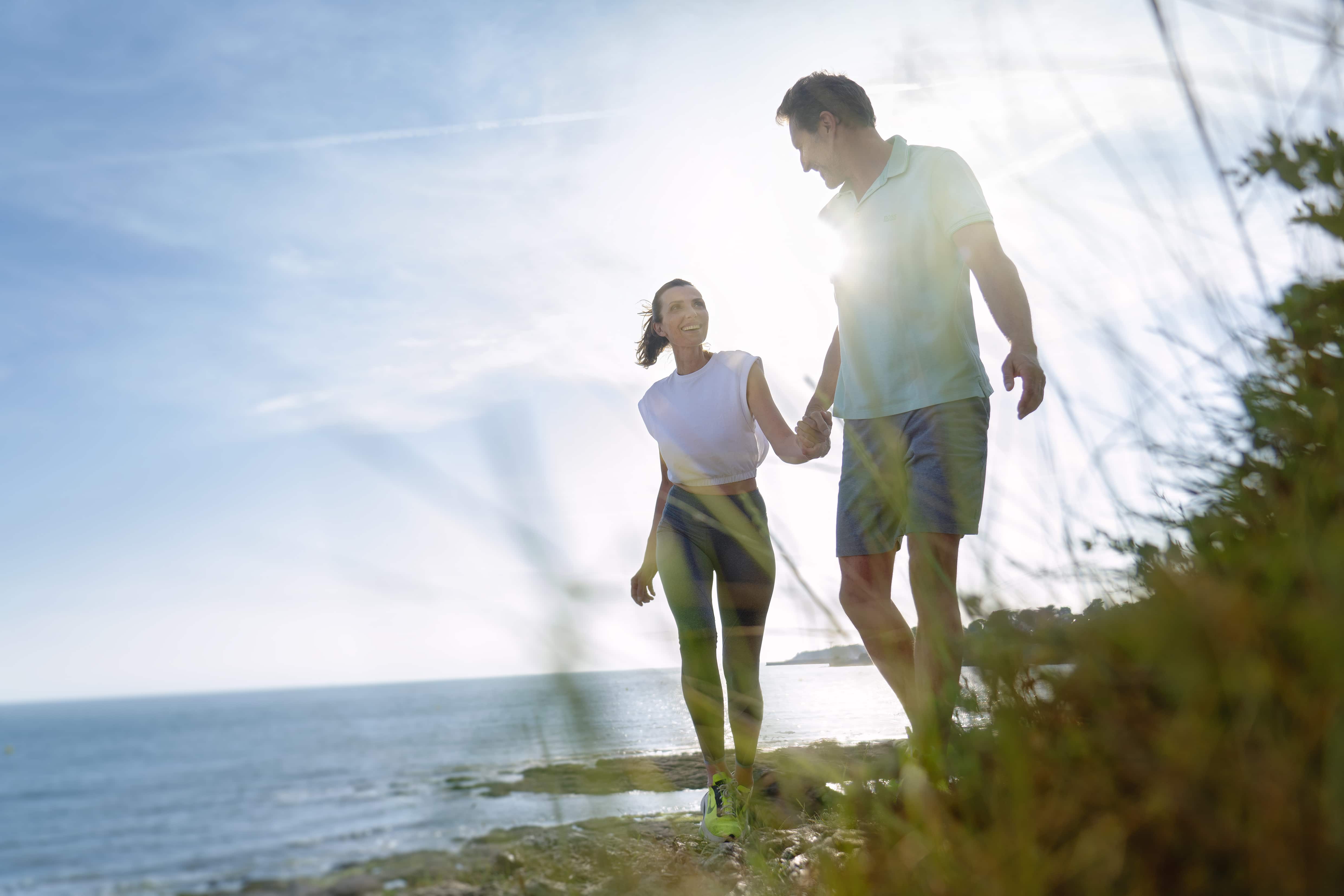 Couple en balade sur la plage de la Source Alliance Pornic