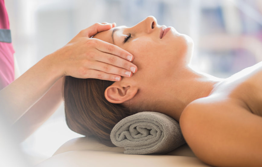 Mains effectuant une pression sur les tempes d'une femme pour le Chi Yang Alliance Pornic