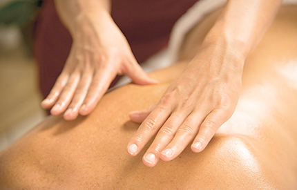 Passage de mains sur le dos pour un massage californien Alliance Pornic