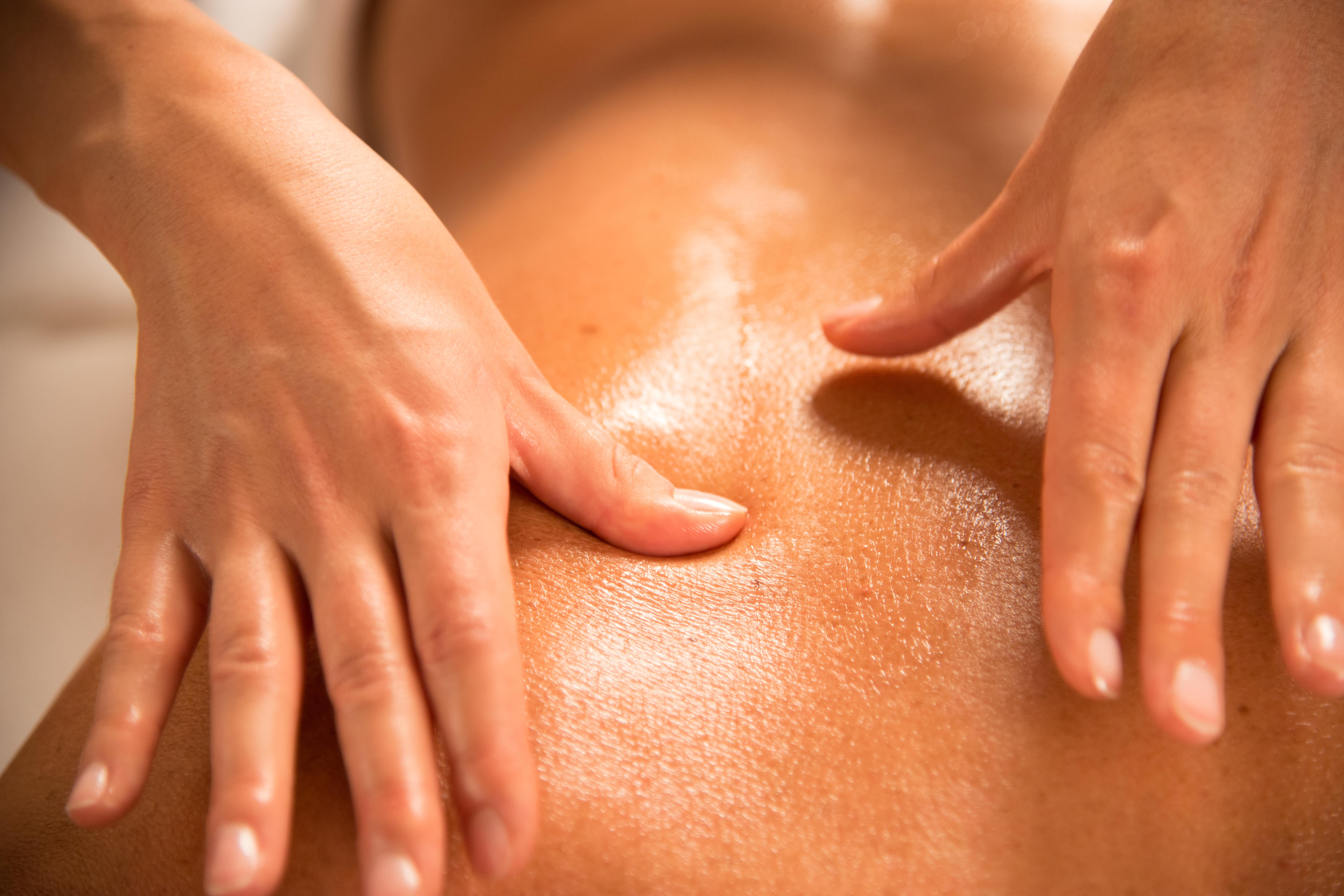 Mains effectuant des pressions sur le dos pour un soin détente Alliance Pornic