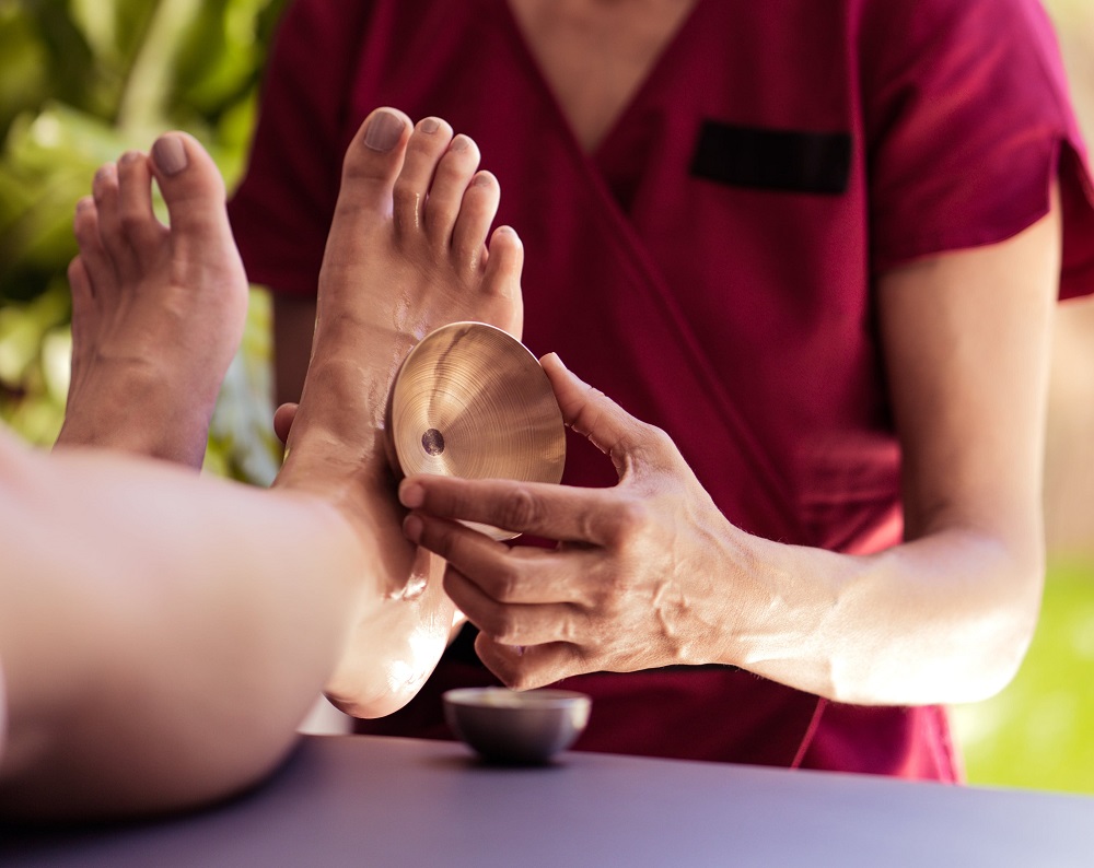 Mains  et pouces effectuant des pressions sur la plante du pied pour un kansu Alliance Pornic