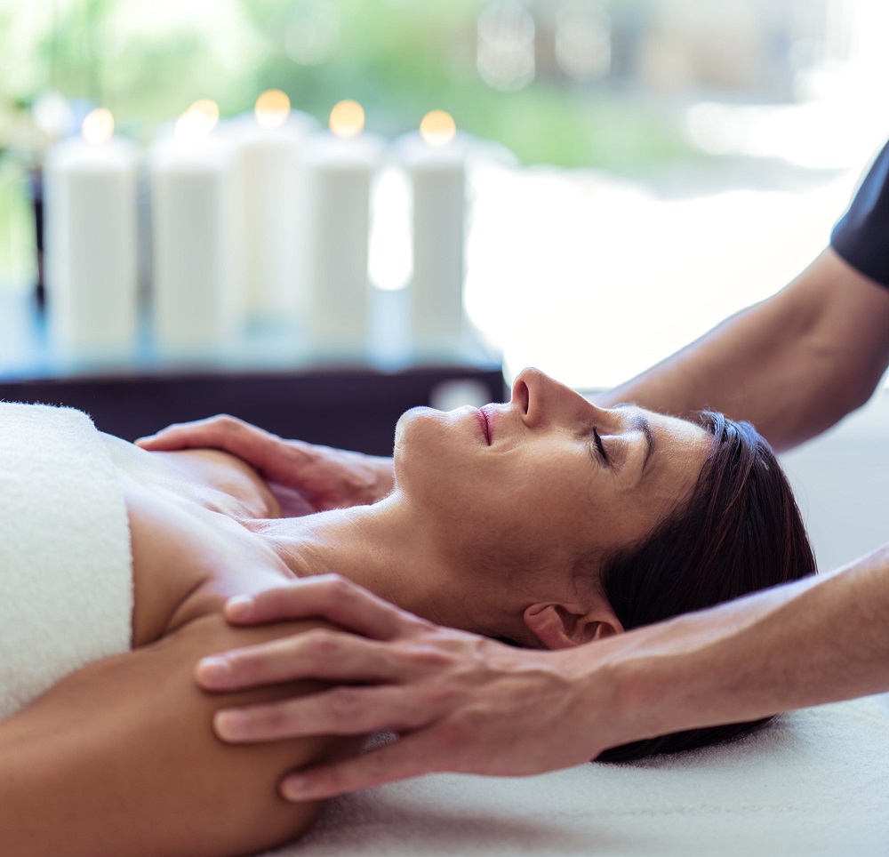 Pressions des mains sur le dos d'une femme pour une biokinergie Alliance Pornic