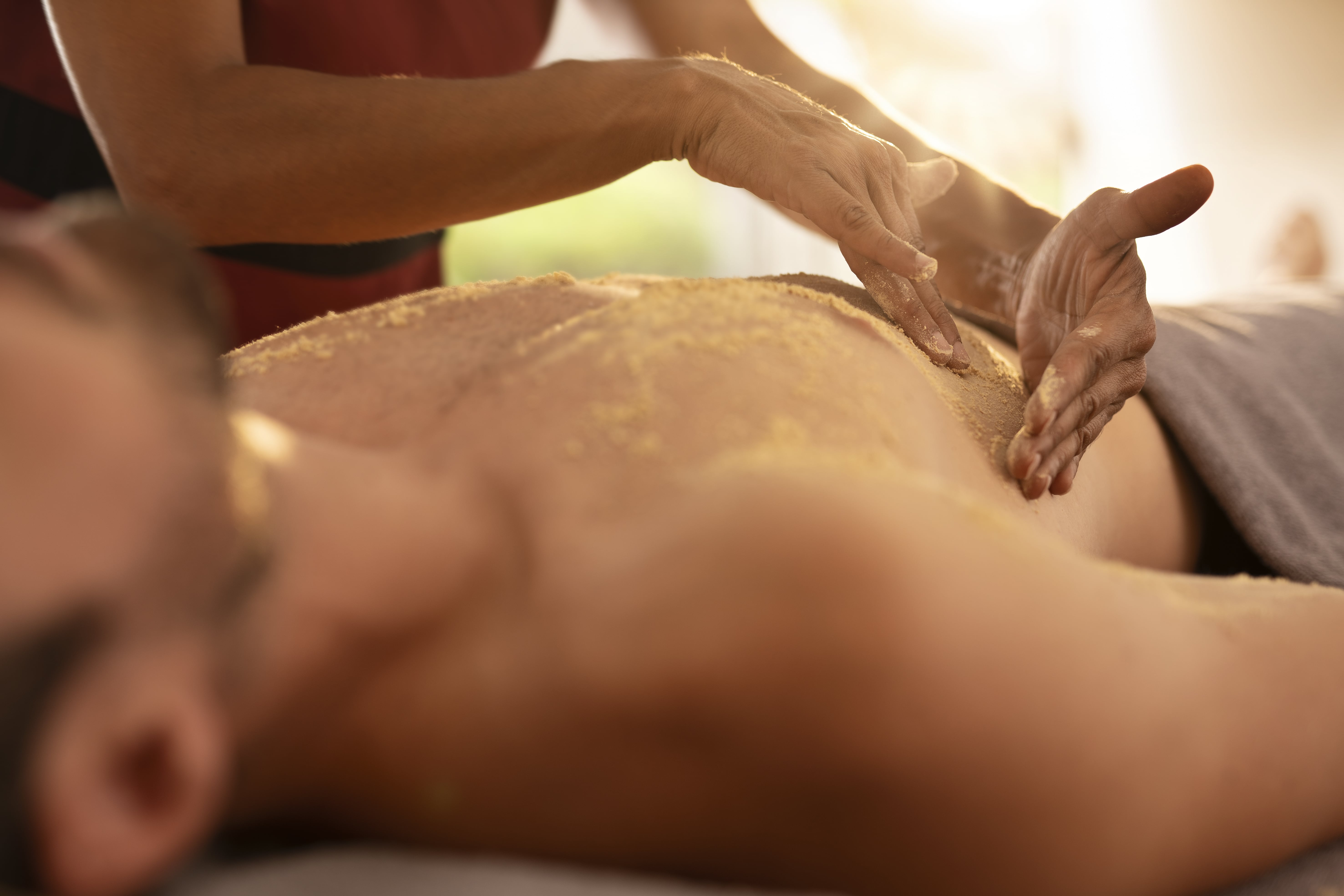 Mains posée sur le haut de la tête d'un homme pour un abhyanga Alliance Pornic