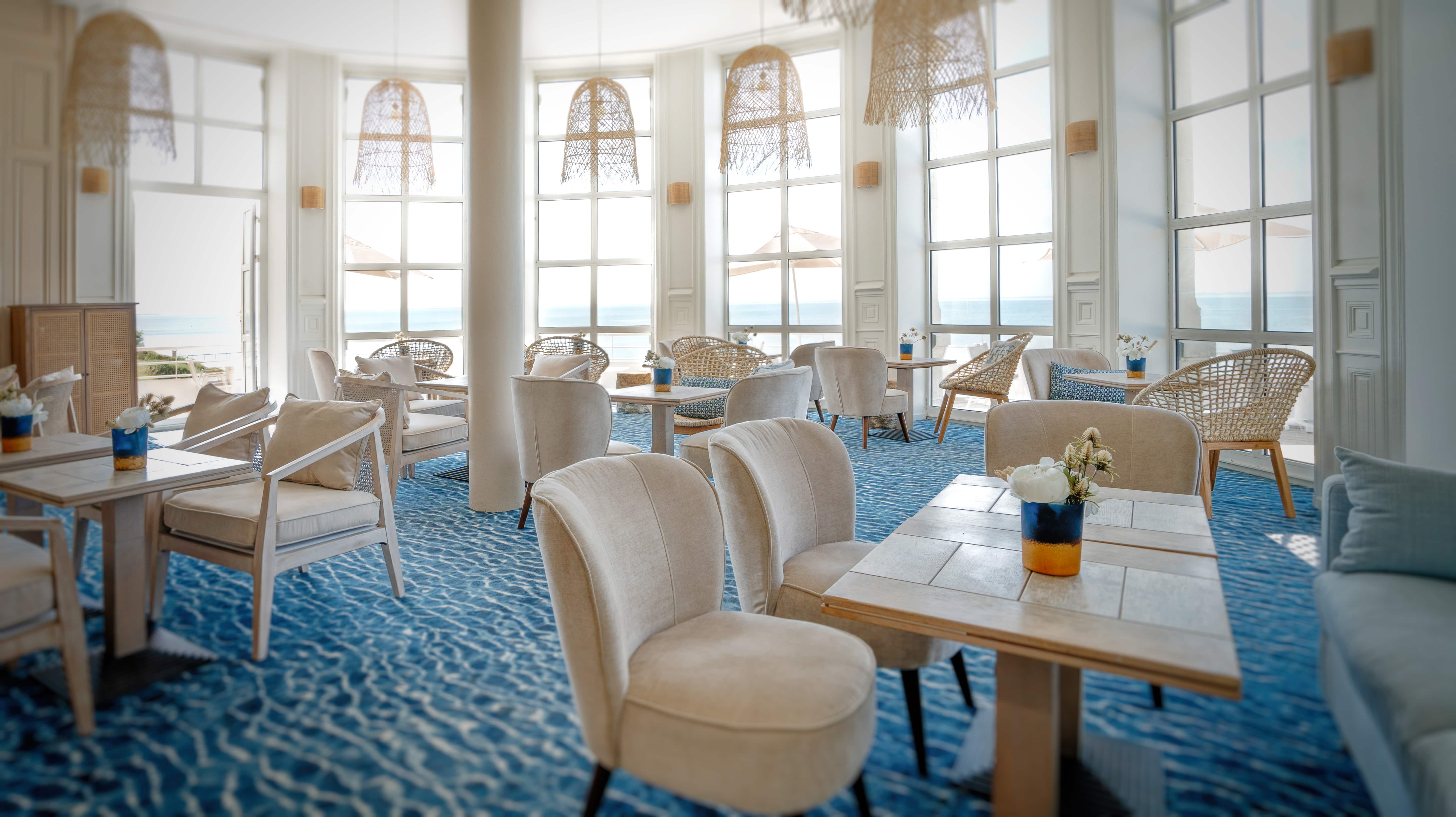 Vue sur la terrasse surplombant l'océan du bar Le Phare - Alliance Pornic