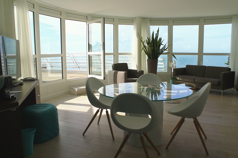 Vue sur le salon de la suite exclusive et de la terrasse vue mer - alliance Pornic