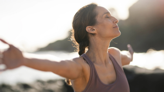 Femme devant la mer prenant une inspiration profonde à Alliance Pornic