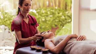 Mains apposées sur le front d'un homme pour un marmas visage et cuir chevelu Alliance Pornic