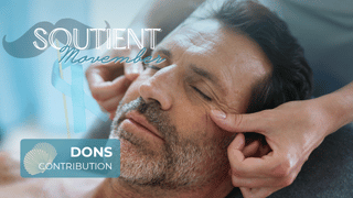 Thérapeute effectuant un massage du visage sur un homme allongé sur le dos Alliance Pornic