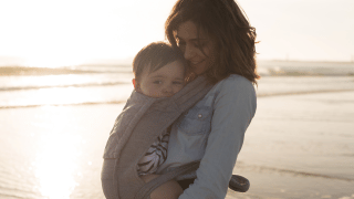 Femme effectuant un bisou à son bébé Alliance Pornic