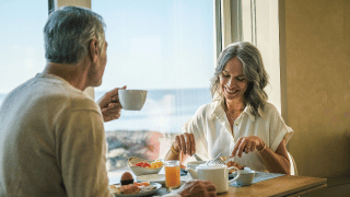 Femme assise au restaurant La Source Alliance Pornic