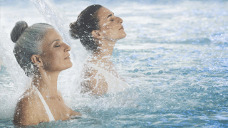 homme de dos recevant une douche au jet Alliance Pornic