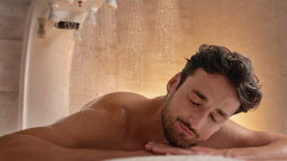 homme sous douche apaisante à affusion