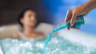 femme dans bain hydromassant aux algues