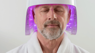 Homme assis avec casque Miltaderm