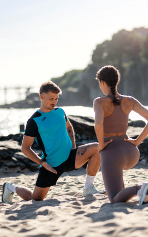 Coach et femme Fitness sur la Plage de La Source à Alliance Pornic