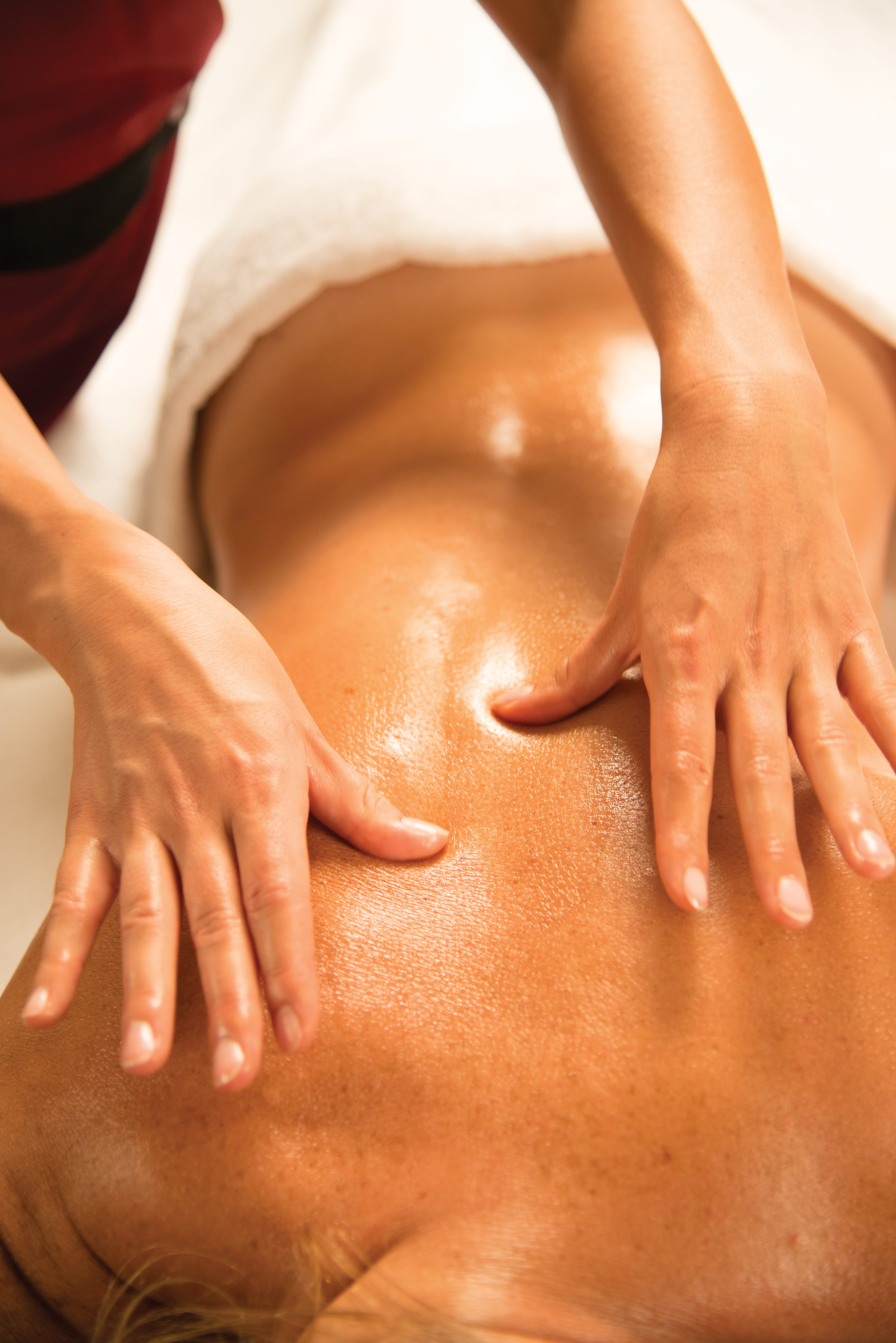 mains posés sur le dos pour un massage - Alliance Pornic