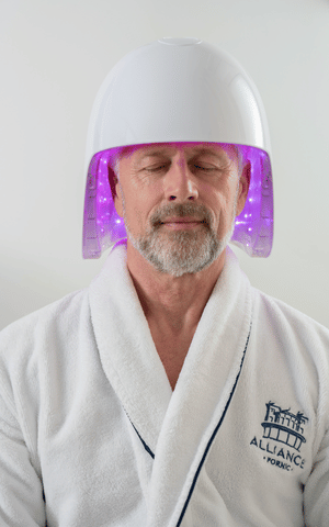 Homme assis avec casque Miltaderm