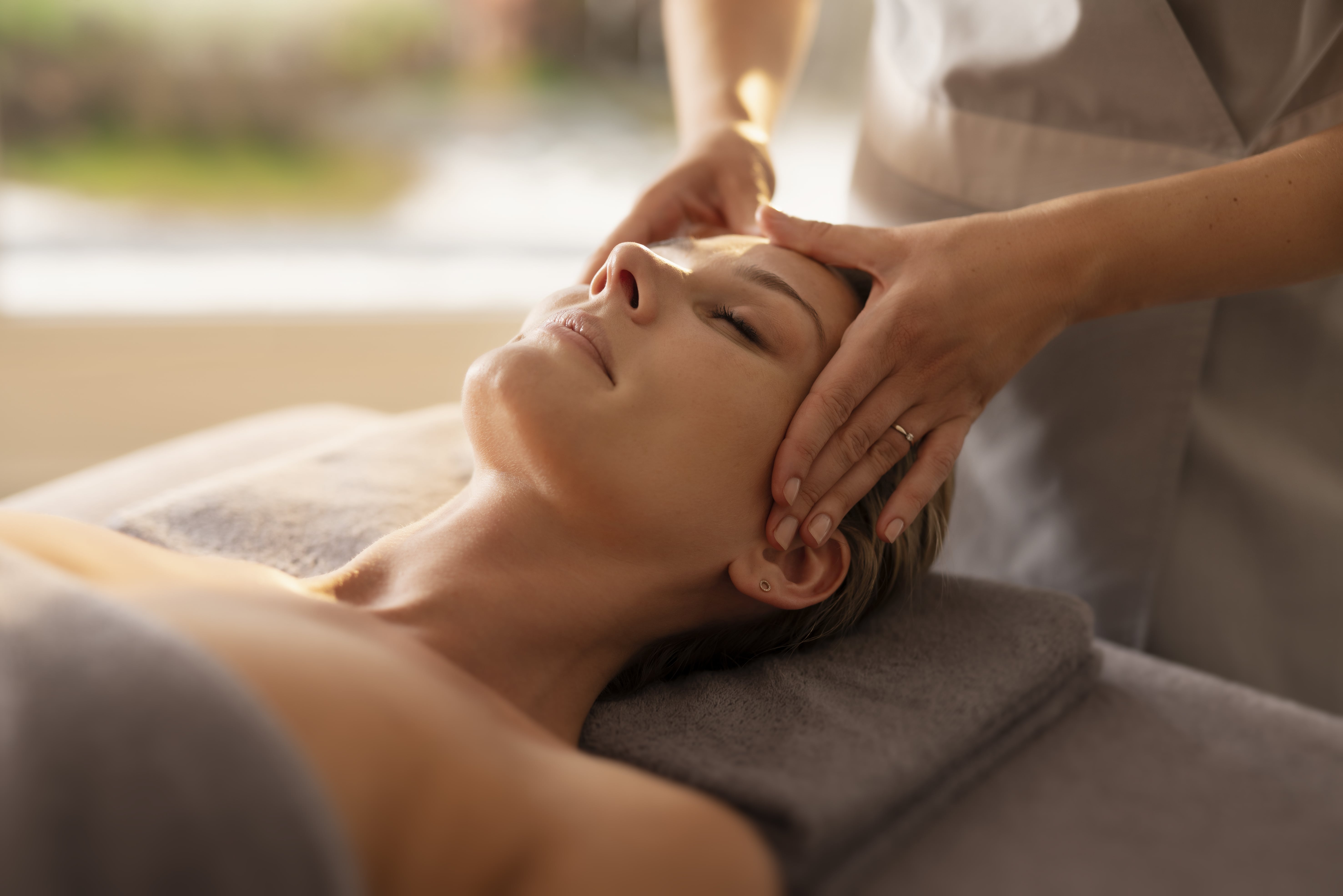 Femme allongée sur le dos recevant un massage équilibre Alliance Pornic