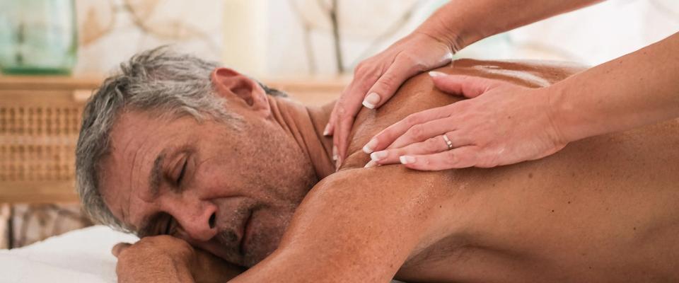 Massage aux huiles chaudes sur un homme à Alliance Pornic