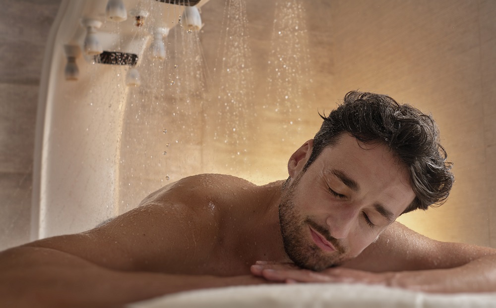 homme allongé sur matelas pour douche à affusion - Alliance Pornic