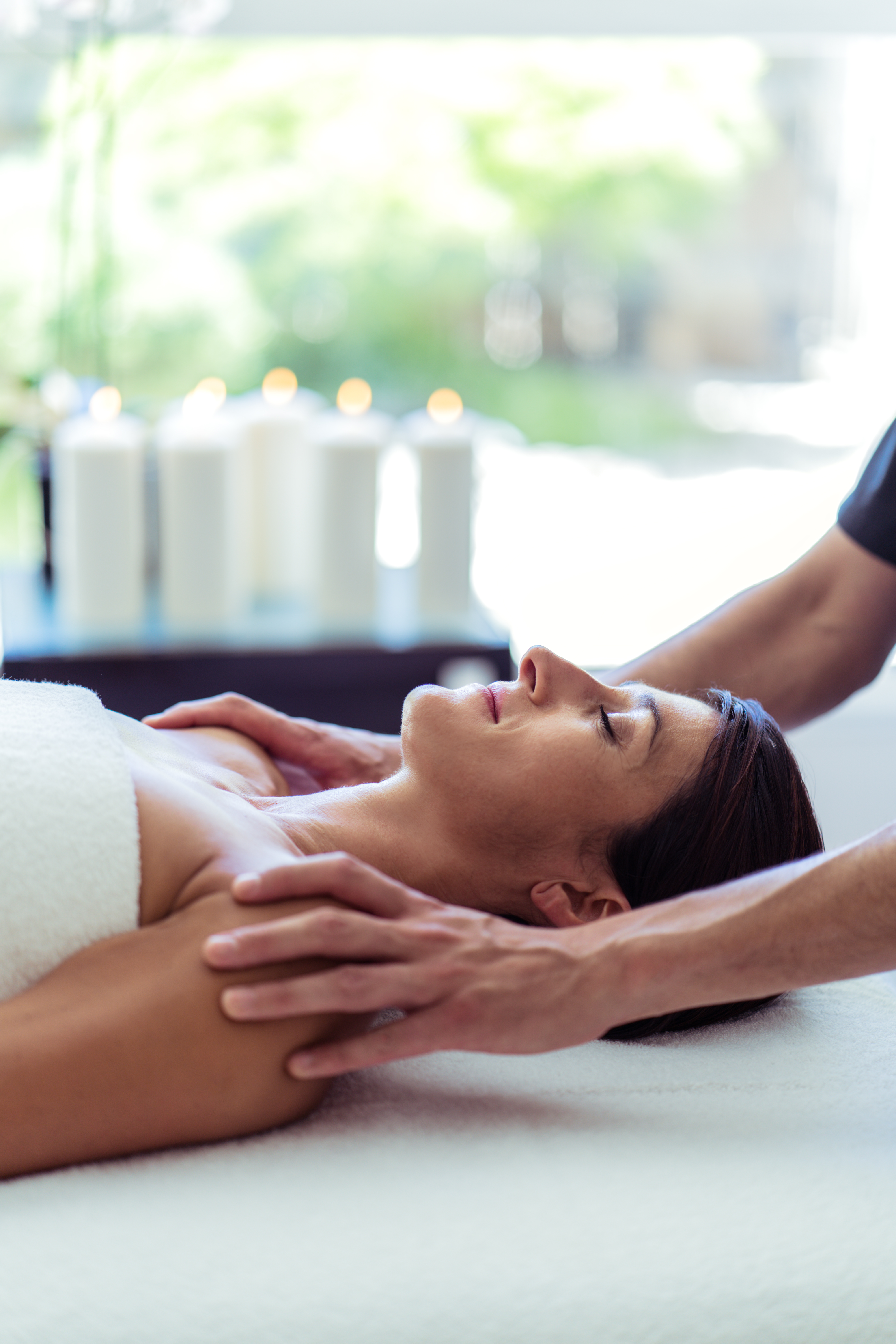 Femme enceinte flottant dans l'eau avec thérapeute pour la soutenir pour un tao de l'eau Alliance Pornic