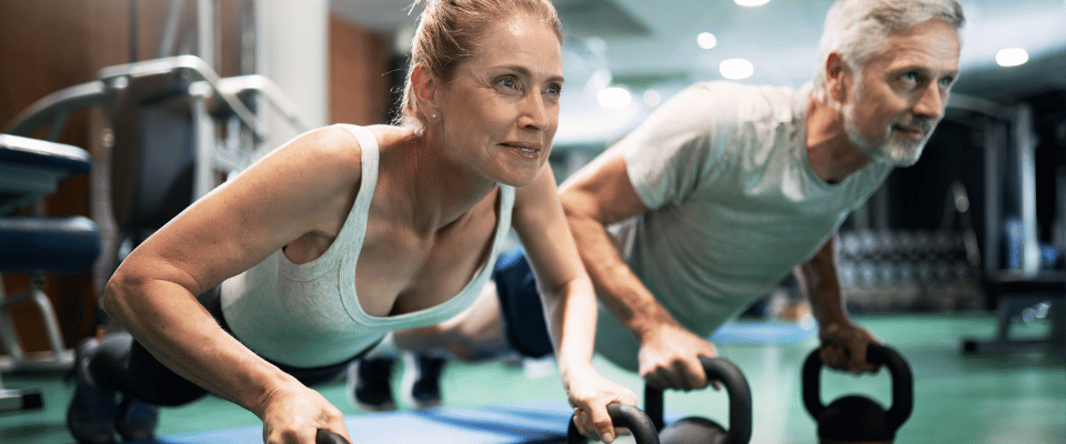 Jeune femme soulevant un poids salle de musculation Alliance Pornic
