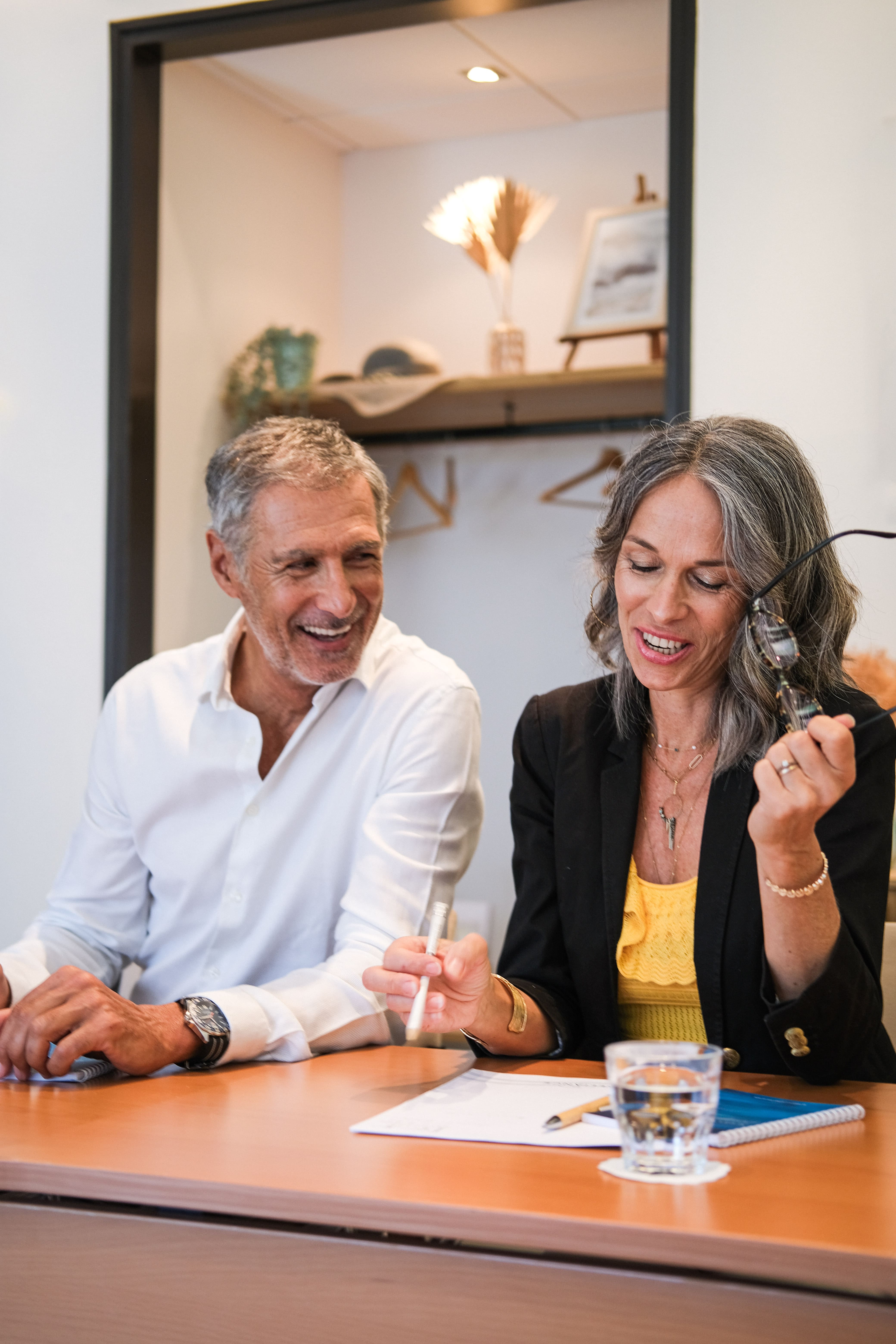 3 personnes ensemble dans une salle de réunion Alliance Pornic
