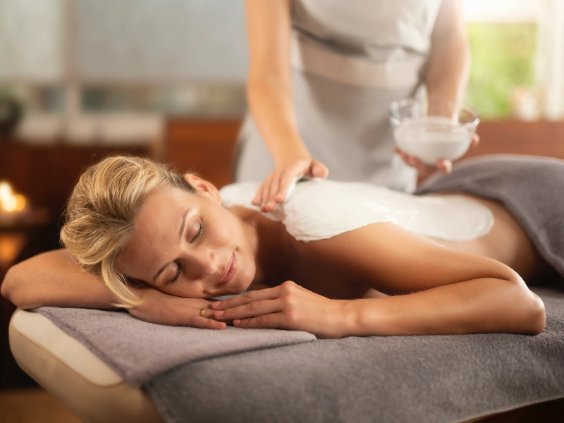 Enveloppement femme allongée sur le ventre sur table de massage Alliance Pornic