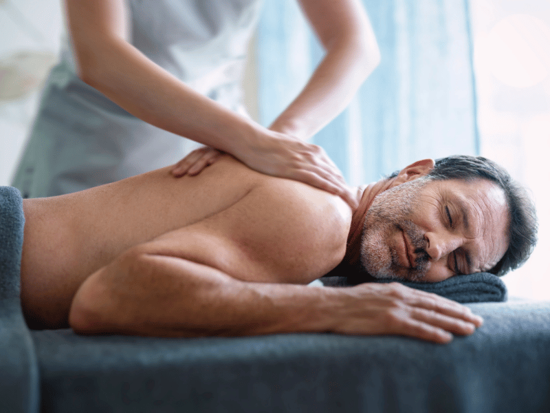 Homme allongé sur le ventre pour un massage équilibre Alliance Pornic