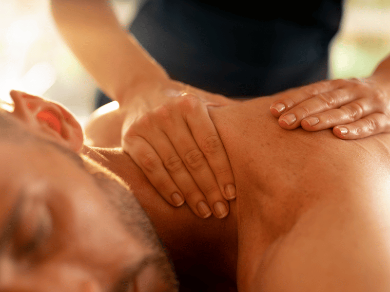 Homme allongé sur table de massage - Alliance Pornic