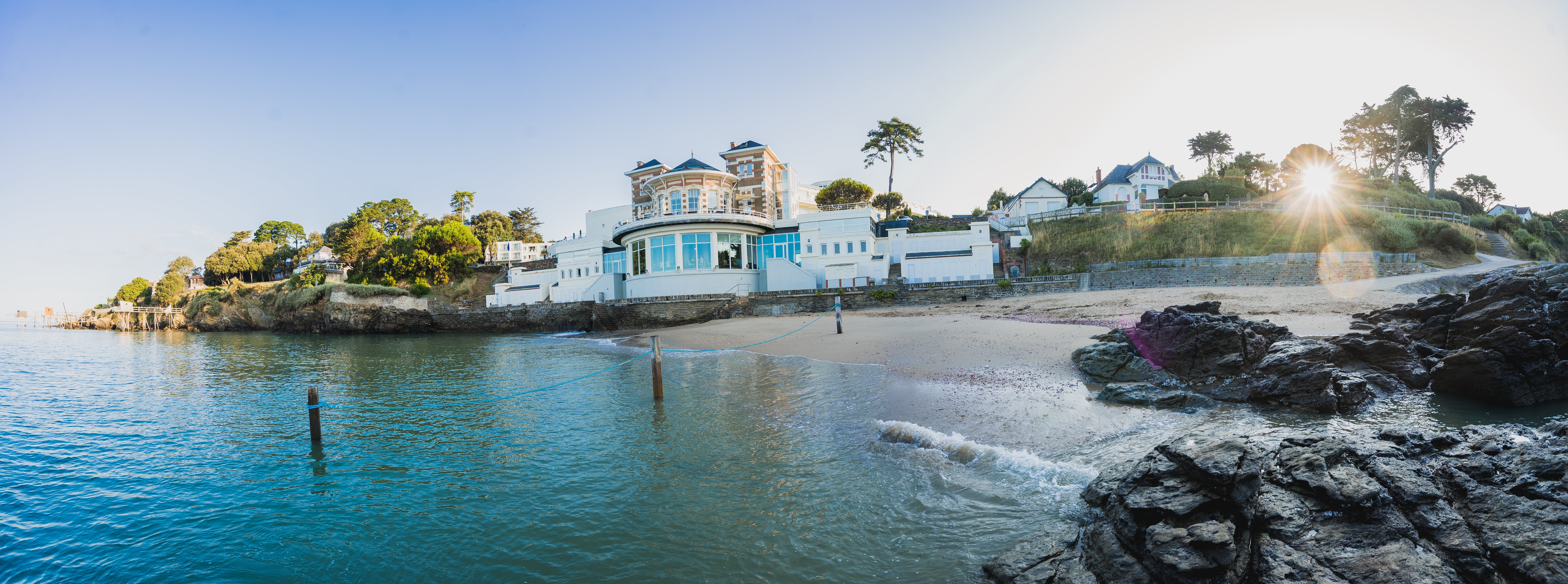 Vue aérienne du centre Alliance Pornic et de la Plage de la Source - Alliance Pornic