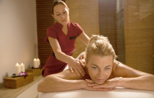 femme effectuant le massage massaï sur le dos d'une femme Alliance Pornic